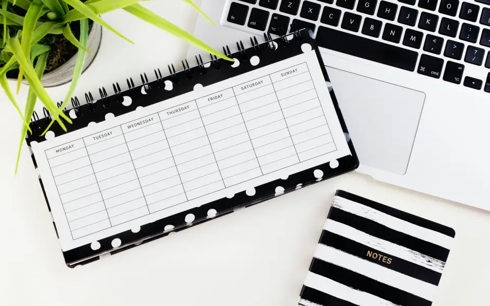 Planning de la semaine, carnet et ordinateur portable : organiser son calendrier éditorial