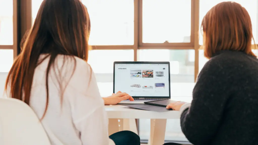Deux collègues consultant le blog d’une entreprise sur un ordinateur portable
