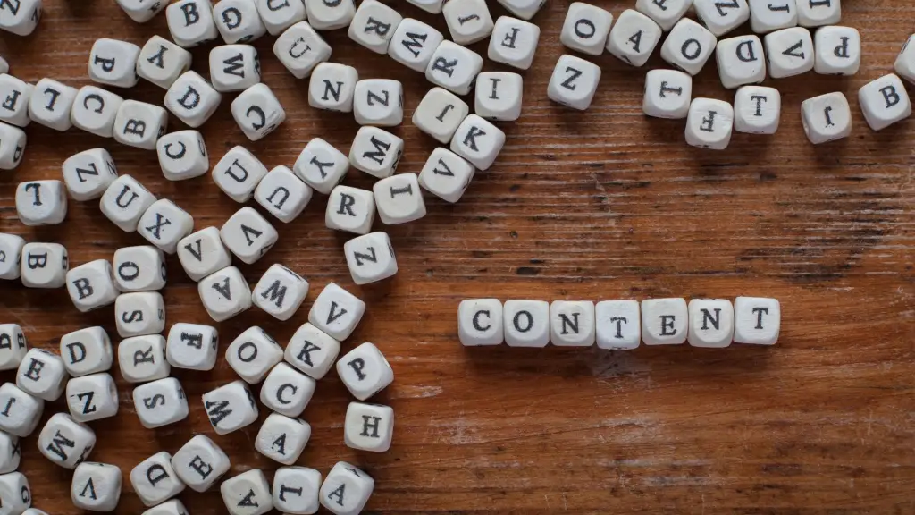 Lettres en bois formant le mot CONTENT : mettre en place une stratégie de contenu