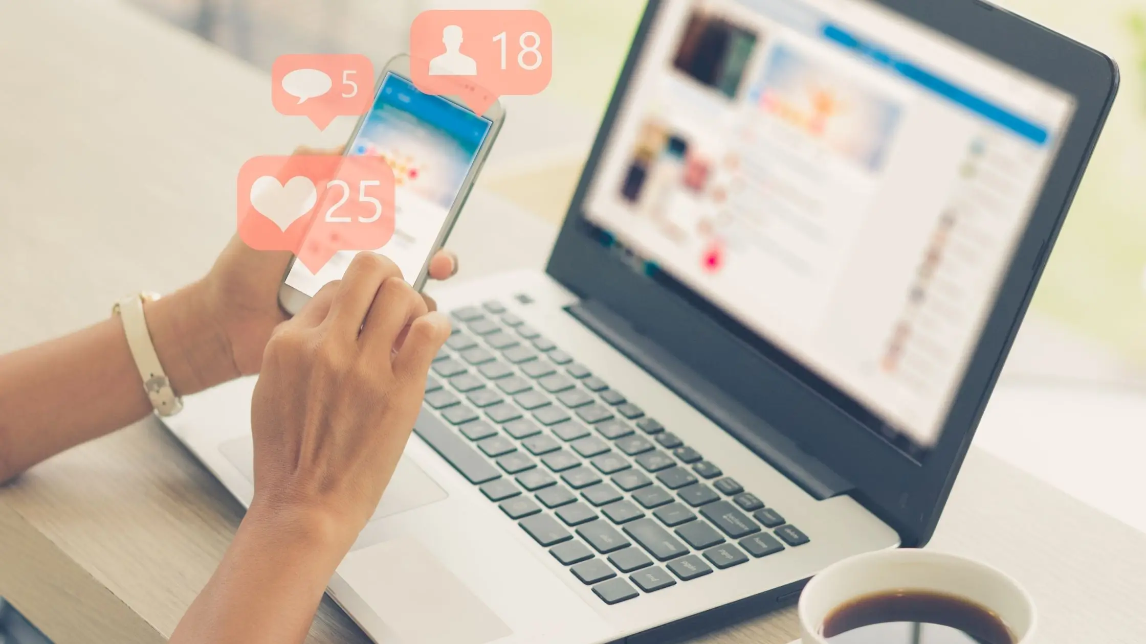 Smartphone et ordinateur affichant des notifications de réseaux sociaux : la stratégie de contenu sur les réseaux