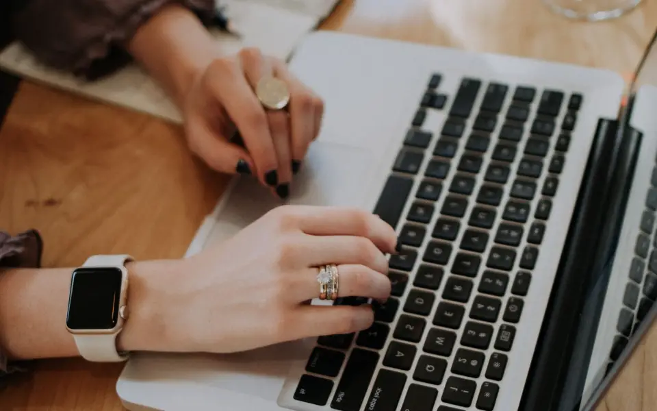 Rédactrice tapant sur un ordinateur portable : écrire un contenu SEO friendly