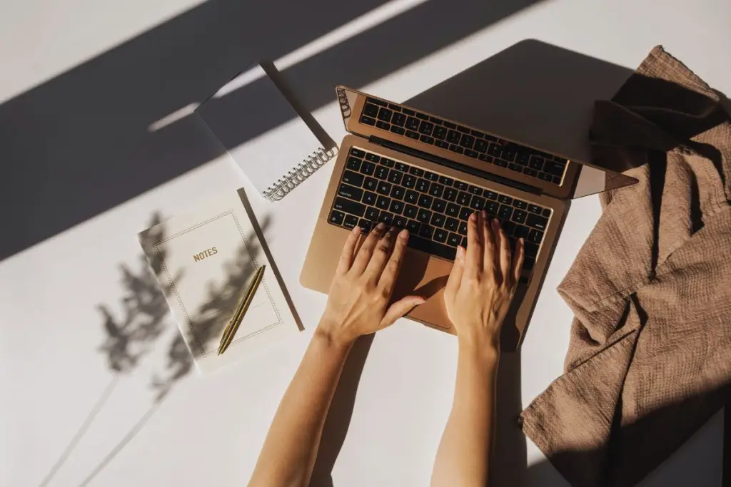 Mains tapant sur un ordinateur portable, pour illustrer le pull et le push content