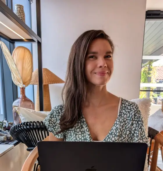 Mélissa Tellaa, rédactrice web SEO à Lyon, au travail sur son ordinateur
